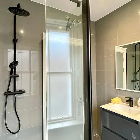 Spire Entire No Kitchen Daire Dublin